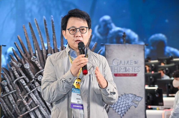 넷마블·코웨이 방준혁 의장이 14일 오후 부산 벡스코에서 열린 지스타 2024에서 기자들과 만나 질의응답을 하고 있다. (사진=넷마블) 