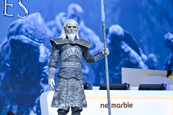 넷마블이 15일 부산 벡스코에서 열린 지스타2024에서  코스프레 쇼를 선보이고 있다.