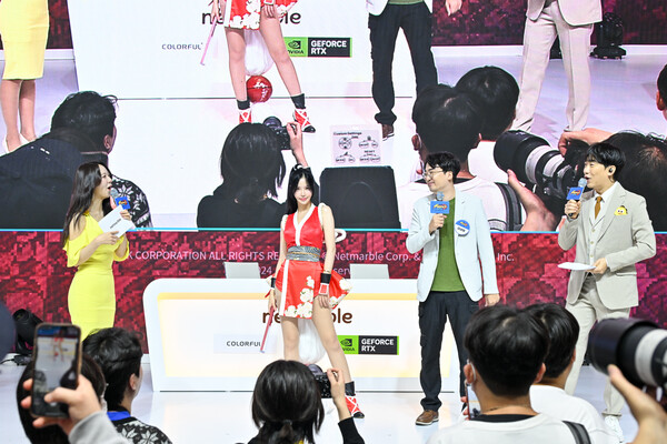 넷마블이 버추얼 유튜버 '징버거'와 함께  무대 행사를 진행하고 있다.