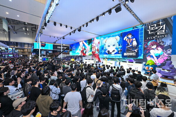 넷마블 몬길 STAR DIVE, 이세돌 고세구와 시연행사를 진행하고있다. 