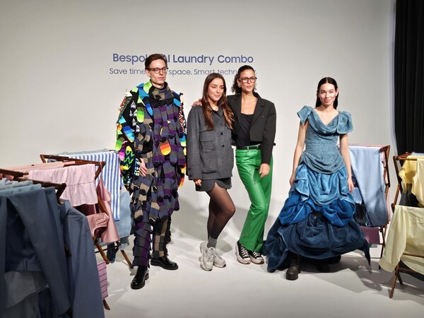 ▲ 삼성전자가 지난 14일(현지 시간) 독일 베를린에서 유럽 전역에서 모인 인플루언서와 미디어를 대상으로 ‘비스포크 AI 콤보’의 시간 절약 장점 소개를 하고 있다. 대용량 양말, 수건 등으로 만든 옷으로 ‘패션쇼’를 하는 모습