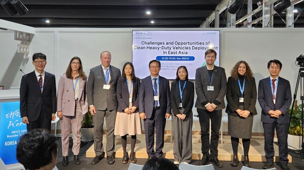 15일(현지시간) ‘동아시아 수송분야 온실가스 감축을 위한 토론회’ 참석자들이 기념촬영을 하고 있다. (왼쪽에서 5번째 윤용희 한국환경공단 기후대기이사)