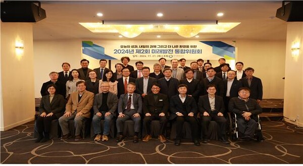 .21일 전남 나주시 한전KDN(주) 본사 회의에서 열린 ‘한국환경공단 – 한전KDN(주) 감사업무 협약식’에서 한국환경공단 홍성환 상임감사(왼쪽 두번째) 와 한전KDN(주) 김문호 상임감사가 기념촬영을 하고 있다.