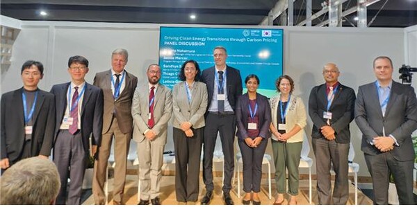 국제탄소시장을 활용한 온실가스 감축 토론회’ 참석자들이 기념촬영을 하고 있다. 