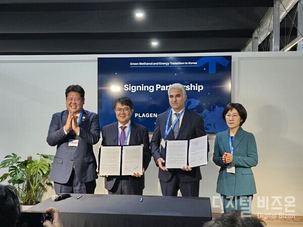​​플라젠과 AGRARCO는 지난 15일(현지시간) 아제르바이잔 바쿠에서 개최중인 UN기후변화당사국총회인 COP29에서 아제르바이잔 청정메탄올 생산을 위한 업무협약을 체결했다. 사진 왼쪽부터 이상호 태백시장, 플라젠 경국현 대표, 이상호 태백시장, 아제르바이잔 AGRARCO FUAD TAGHUYEV 부사장, 대통령직속 2050탄소중립녹색성장위원회 한화진 공동위원장(사진=플라젠 제공)