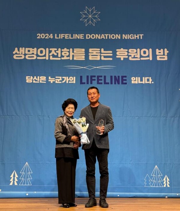 지난 26일 서울시 서대문구 연세대학교 동문회관 그랜드볼룸에서 개최된 '제 44회 생명의전화를 돕는 후원의 밤'에서 정성원 박카스사업부 사업부장(오른쪽)과 임혜숙 생명의전화 이사장이 기념사진을 촬영하고 있다. 