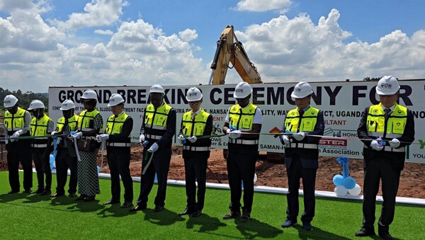 우간다 부수쿠마에서 열린 ‘우간다 분뇨자원화시설 설치사업 착공식’에서 한국환경공단 윤영봉 실장(왼쪽 5번째), 우간다 알프레드 오콧 오키디 사무차관(왼쪽 6번째), 박성수 우간다 대사(왼쪽 7번째)가 테이프 커팅식을 하고 있다.