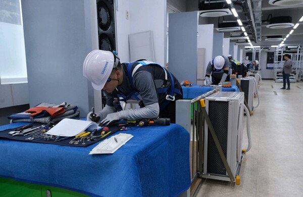 ▲ 2024 서비스 기술경서비스 기술경진대회진대회에 참여한 엔지니어들이 치열한 경합을 벌이고 있다