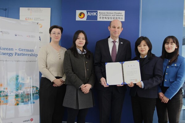 마틴 행켈만 KGCCI 대표 (가운데), 정지희 한-독 에너지파트너십 한국사무국장 겸 KGCCI 부이사 (오른쪽), KGCCI 에너지 & 환경팀 이정원 대리, 김하현 사원, 원엘리사 사원이 함께 수상 기념 사진을 촬영하고 있다. (사진=주한독일상공회의소 제공)