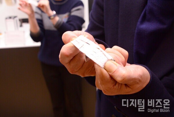 타사 제품과 달리 '강한 접착 성능'으로 잘 뜯어지지 않는 3M의 테이프제품. 