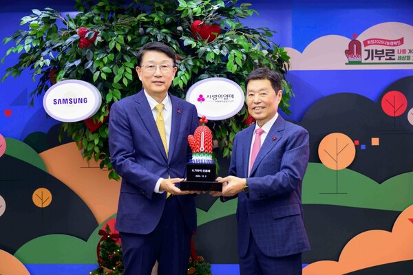 ▲김병준 사회복지공동모금회 회장(오른쪽)과 장석훈 삼성사회공헌업무총괄 사장이 2일 서울 중구 사회복지공동모금회 회관에서 열린 연말 이웃사랑 성금 전달식에 참석해 8,700억원 기부 인증패를 들고 기념촬영하고 있다.