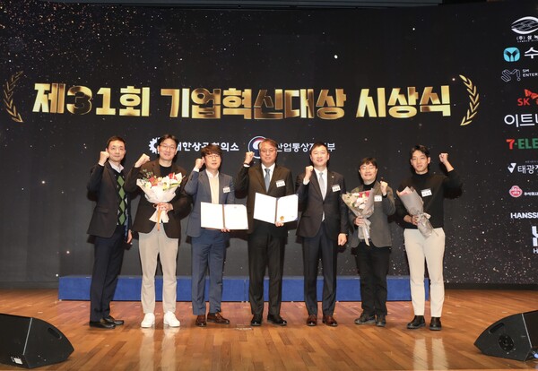 서울 대한상공회의소에서 개최된 제31회 기업혁신대상 시상식에서 정재훈 동아에스티 대표이사(오른쪽에서 3번째)와 박성근 수석 대표이사(오른쪽에서 4번째) 외 동아쏘시오그룹 관계자들이 기념사진을 촬영하고 있다.