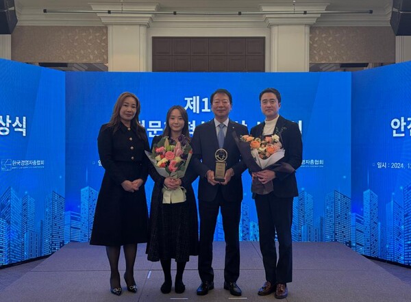 이종철 용마로지스 대표이사 사장(오른쪽 두번째)이 제1회 안전문화혁신대상 시상식에서 기념촬영을 하고 있다.