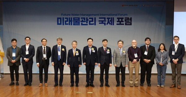 5일 여의도 국회도서관 강당에서 열린 ‘미래물관리 국제포럼’에서 안병옥 한국환경공단 이사장(왼쪽 다섯번째)과 국민의힘 김성원 의원(왼쪽 여섯 번째) 등 관계자 들이 기념촬영을 하고 있다.