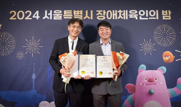 넷마블문화재단 김성철 대표(우측)와 코웨이 커뮤니케이션본부 박세진 상무(좌측)가 각 회사를 대표 및 대리해 서울시 장애인체육인의밤에서 서울시장 표창을 받았다.