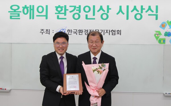 (사진=왼쪽 정경춘 한국환경전문기자협회 회장, 오른쪽 왕보현 티티씨뉴스 편집국장)