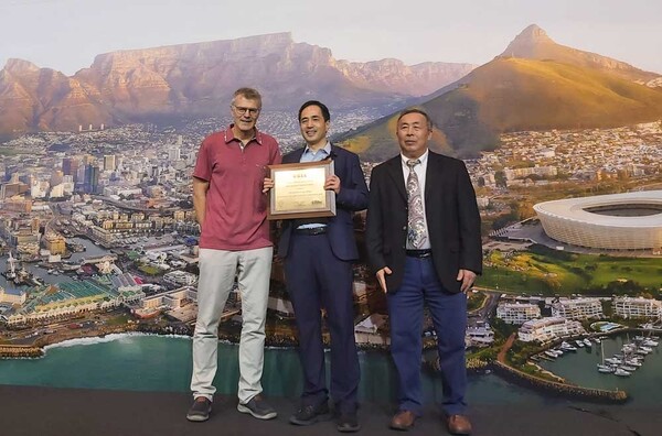 ▲ 삼성리서치 찰리 장 상무(사진 가운데)가 9일 남아프리카공화국 케이프타운에서 열린 시상식에서 ‘IEEE ComSoC 커리어 어워드 산업 혁신상’을 수상한 모습