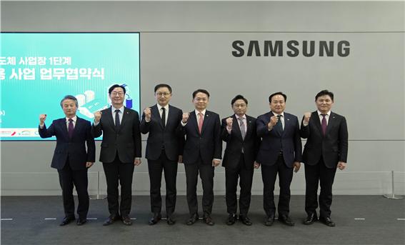 한국환경공단(이사장 안병옥 왼쪽 첫 번째)는 11일 환경부, 경기도, 화성시, 오산시, 한국수자원공사, 삼성전자와  ‘경기권역 반도체 사업장 1단계 물 재이용 사업’업무협약을 체결했다.