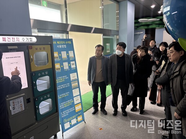 스마트 폐건전지 수거함은 일반 자판기 형태로 다 쓴 건전지를 가져와 새건전지로 바꿔주는 시스템이다.