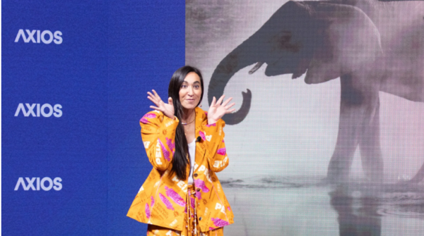 (사진=크리스 콘스탄틴(Chris Constantine), 악시오스(Axios)) 지구 종 프로젝트(Earth Species Project)의 CEO 케이티 자카리안(Katie Zacarian)이 샌프란시스코에서 열린 악시오스 AI+ 서밋(Axios AI+ Summit)에서 연설하고 있다. 