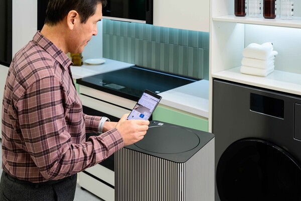 ▲ ‘설리번 플러스’ 앱에 새롭게 추가된 ‘가전 QR 모드’를 시연하는 모습