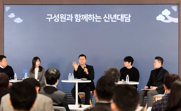 이호정 SK네트웍스 대표이사(가운데)가 2일 삼일빌딩에서 열린 ‘구성원과 함께하는 신년 대담’에서 2025년 경영방향성을 설명하고 있다.