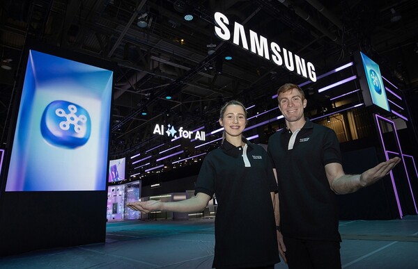 ▲ 삼성전자 모델이 CES 2025가 열리는 미국 라스베이거스 컨벤션 센터에 위치한 삼성전자 전시관을 소개하고 있다.