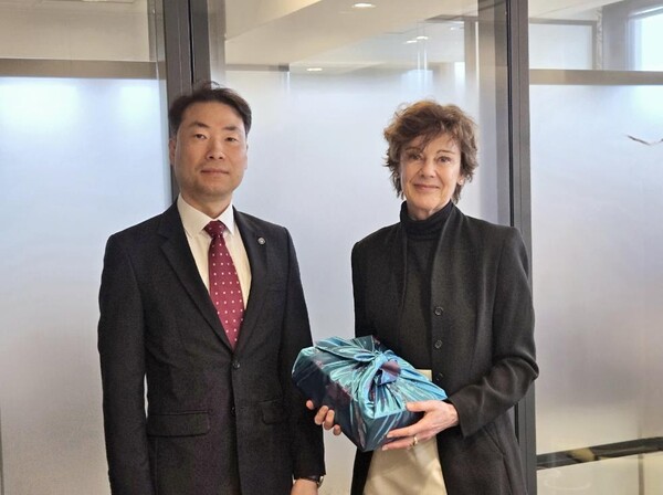 24일(현지시각) 프랑스 파리 OECD사무국에서 열린 한국환경공단-경제협력개발기구(OECD) 간 환경전문가 파견 프로그램 간담회에서 차광명 한국환경공단 경영기획이사(왼쪽)과 조 틴달(Jo Tyndall) 경제협력개발기구 환경국장(오른쪽)이 기념촬영을 하고 있다.