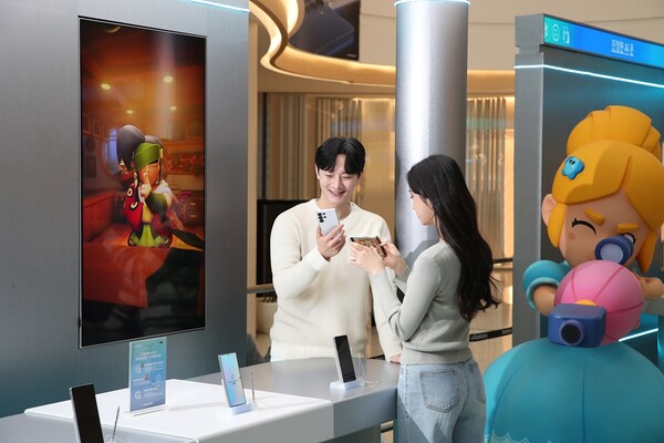 ▲ 23일 오픈한 서울 영등포구 타임스퀘어 ‘갤럭시 스튜디오’에서 방문객들이 ‘갤럭시 S25 울트라’로 게임을 즐기는 모습