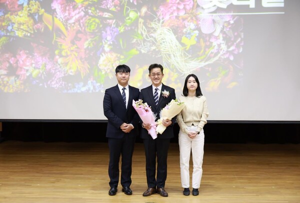 (사진설명) 3일 임상준 한국환경공단 이사장(가운데)이 공단 직원대표와 이사장 취임식 후 기념사진을 찍고 있다.