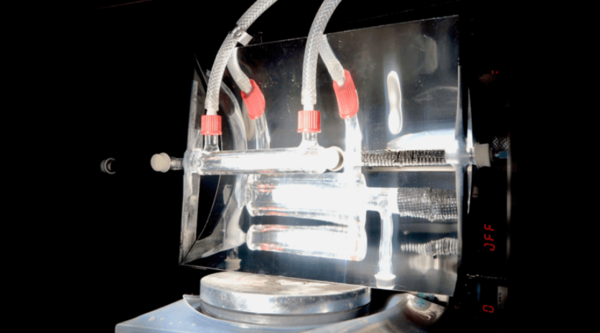 (사진= 케임브리지 대학교/ 이 장치는 밤에 이산화탄소를 포집한 다음 낮에 연료로 변환하도록 설계되었다.