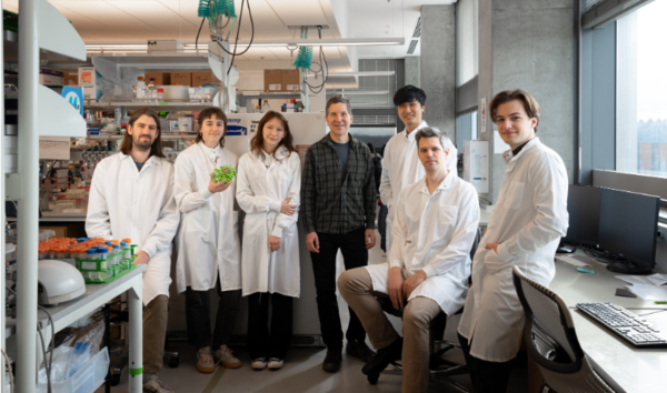 (사진= UW 단백질 디자인 연구소 사진 / Ian Haydon) 시애틀 워싱턴 대학의 데이비드 베이커 연구소의 효소 디자이너(왼쪽부터): 샘 펠록(Sam Pellock), 안나 라우코(Anna Lauko), 키에라 스미다(Kiera Sumida), 데이비드 베이커(David Baker), 김동효(Donghyo Kim), 인드렉 칼벳(Indrek Kalvet), 세스 우드버리(Seth Woodbury).