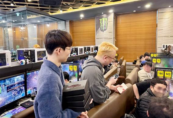  '패스 오브 엑자일 2' 파트너 스트리머 랜파티 경품 이벤트 장면