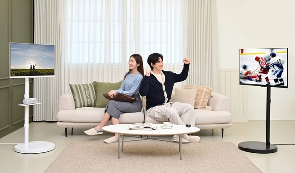 ▲ 삼성전자 모델이 별도의 기기없이 인터넷만 연결되면 모니터에서 OTT와 같은 다양한 콘텐츠를 즐길 수 있는 삼성전자 스마트 모니터에 무빙스탠드를 결합한 무빙스타일을 체험하고 있다.