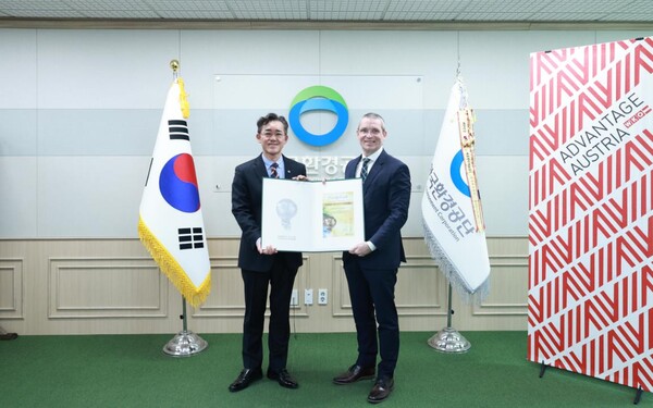 임상준 한국환경공단 이사장(왼쪽)과 볼프강 코스팅거 오스트리아 대사관 상무참사관이 ‘에너지글로브어워드’ 시상식 후 기념촬영을 하고 있다.