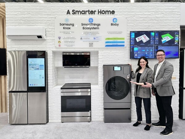 ▲ 삼성전자 직원이 KBIS 2025에서 차별화된 AI 연결경험을 제공하는 비스포크 가전을 소개하고 있다.