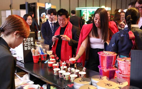 농심이 2024년 아시아 50 베스트 레스토랑 시상식 현장에서 진행했던 신라면과 짜파구리 시식행사 사진