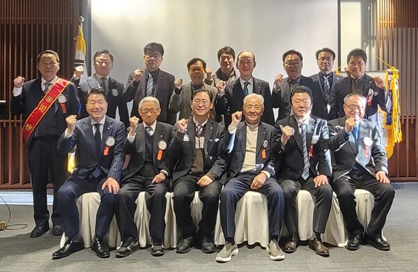 세종대학교 김대종 경영학부 교수가 2월 21일 서울클럽에서 국제로타리3640지구 서울남서로타리클럽 ‘트럼프 25% 고관세, 한국생존전략, 2025년 경제전망’ 특강을 했다.