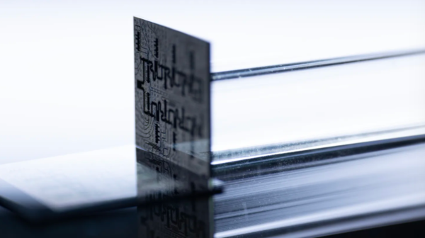 (사진=아마존웹서비스(AWS)) 오셀롯(Ocelot)은 캘리포니아 패서디나에 있는 AWS Center for Quantum Computing에서 개발한 1세대 양자 칩이다.)