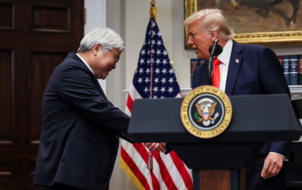 (사진=REUTERS/Leah Millis) 도널드 트럼프 미국 대통령이 2025년 3월 3일 미국 워싱턴 D.C. 백악관 루즈벨트 룸에서 대만 반도체 제조 회사(TSMC)의 투자에 대한 발표를 하면서 TSMC 회장 겸 CEO인 C.C. Wei를 환영하고 있다. 