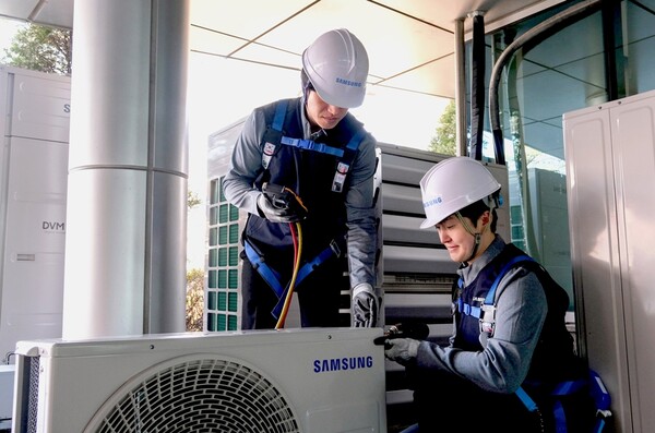 ▲ 삼성전자서비스 엔지니어가 에어컨 사전점검 서비스를 제공하는 모습