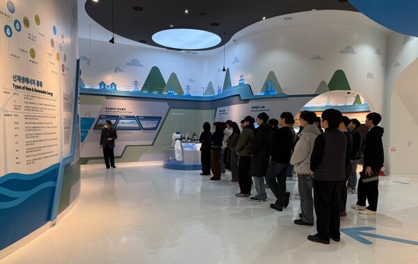 제주에너지공사는 행원리 CFI에너지미래관을 찾는 관람객의 이해도를 높이기 위해 ‘에너지 도슨트 프로그램’을 본격 운영한다.