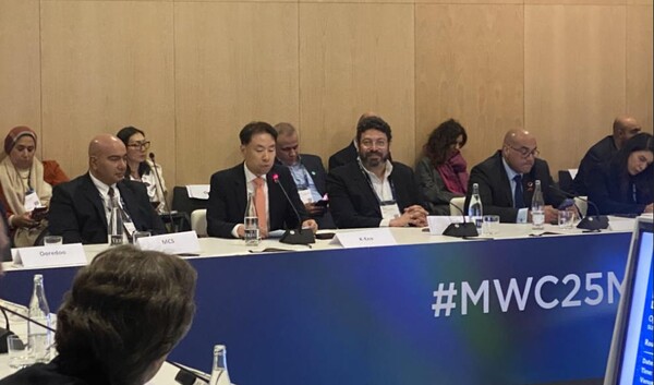 5일(현지시각) 스페인 바르셀로나에서 열린 UNDP D4SD의 고위급 회담에서 차광명 한국환경공단 경영기획이사(앞줄 왼쪽 두 번째)가 발표를 하고 있다.