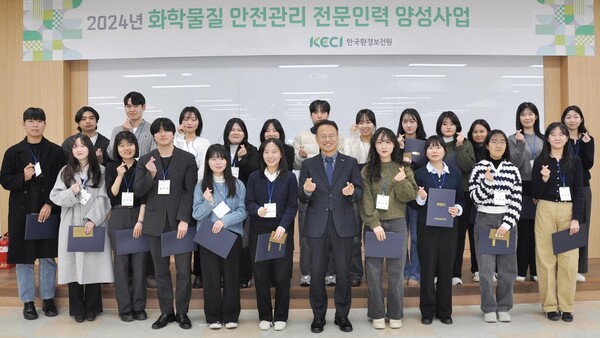 신진수 원장(가운데)가 교육생들과 기념사진을 촬영 중이다. 