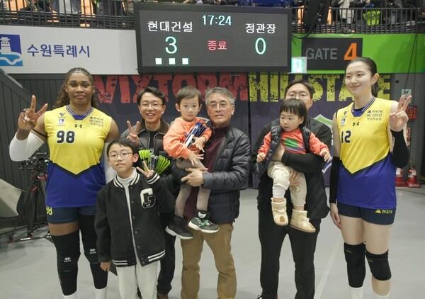 ▲ 9일 '힐스데이'를 맞아 경기 수원시 수원 실내체육관을 찾은 힐스테이트 입주 고객들이 현대건설 배구단 모마(맨 왼쪽), 이다현(맨 오른쪽) 선수와 함께 기념촬영을 하고 있다. 
