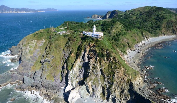 소청도는 현재 200여명의 섬 주민이 거주하고 있는 작은 섬으로 규모는 작지만 8억년에 이르는 지질의 역사를 품고 있다.