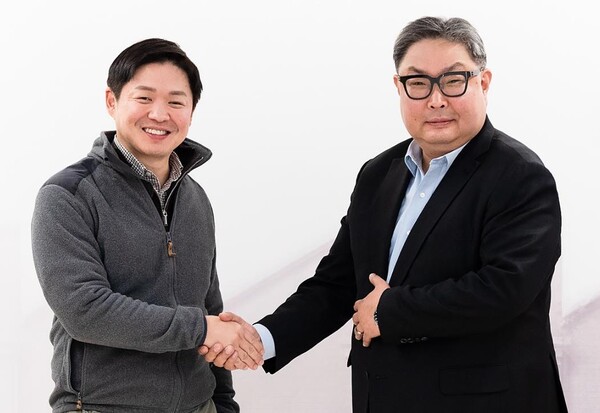 (사진=SK네트웍스와 퀄컴 테크날러지스는 상호 시너지를 위한 방안을 논의해왔으며, SK네트웍스의 다양한 사업 영역에서 협력을 추진하기로 했다. 지난해 12월 삼일빌딩에서 양사 협력 방안을 이야기하는 자리에서 최성환 SK네트웍스 사업총괄 사장(왼쪽), 권오형 퀄컴 아태지역 총괄 사장 겸 본사 수석 부사장이 악수하고 있는 모습)