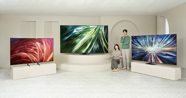 ▲ 삼성전자 모델이 초대형 프리미엄 TV를 소개하고 있다.