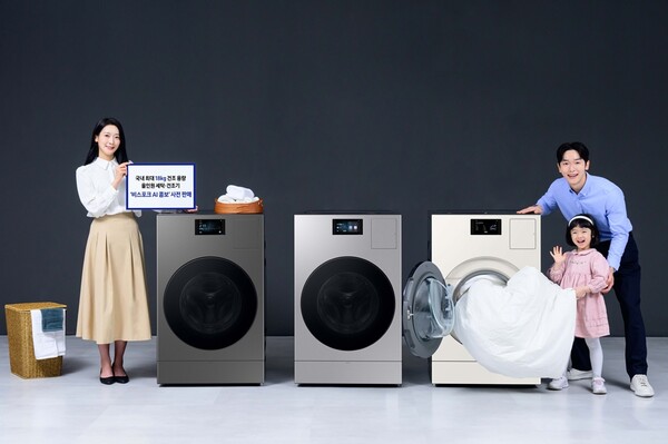 ▲ 삼성전자 모델이 2025년형 올인원 세탁건조기 ‘비스포크 AI 콤보’ 신제품을 소개하고 있다.