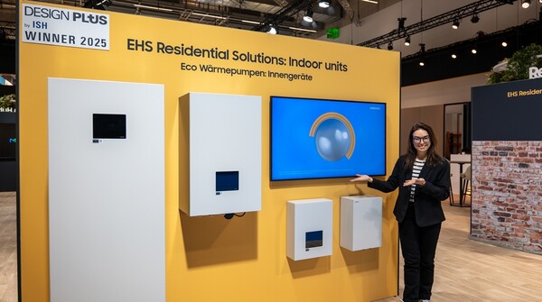 ▲ 삼성전자 모델이 17일부터 21일(현지시간)까지 독일 프랑크푸르트에서 개최되는 냉난방공조전시회 ‘ISH 2025’에서 고효율 냉난방 시스템 히트펌프 ‘슬림핏 클라이밋허브’를 소개하고 있다.